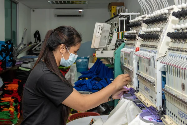 Kota Kinabalu Sabah Malásia Dezembro 2020 Trabalhadora Feminina Com Máscara — Fotografia de Stock