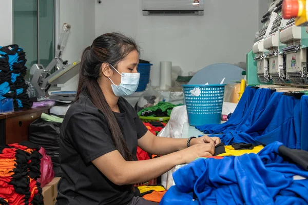 Kota Kinabalu Sabah Malajsie Prosince 2020 Žena Pracující Ochrannou Obličejovou — Stock fotografie