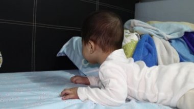 8 aylık Çinli bebek emziğin yerel yaşam tarzı uyumaya hazır.