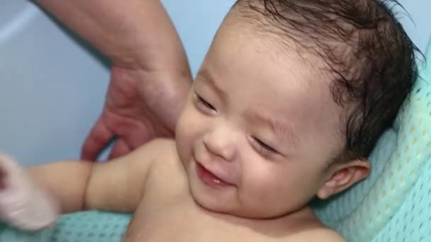 Menino Feliz Adorável Brincando Água Durante Banho — Vídeo de Stock