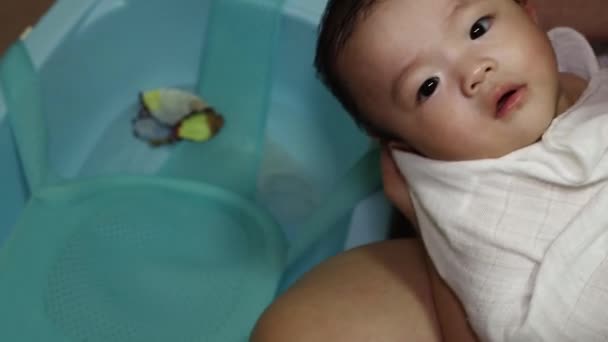 快乐可爱的小男孩在洗澡的时候打水 — 图库视频影像