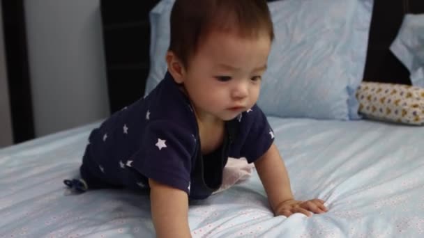 Portré Hónapos Ázsiai Kínai Kisfiú Néz Mozog Meglepően Egy Ágyban — Stock videók