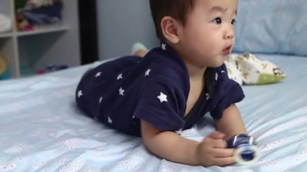 Portrait Month Asian Chinese Baby Boy Looks Move Surprisely Bed — Stock Video