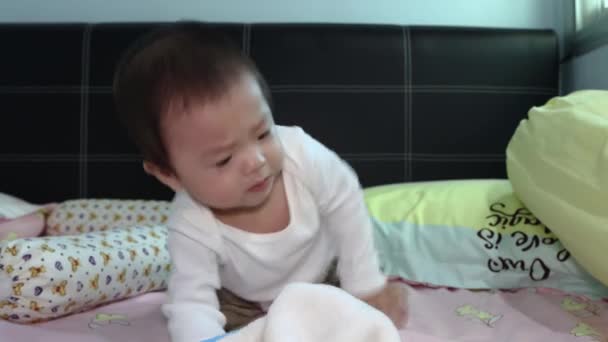 Портрет Месячного Азиатского Китайского Мальчика Выглядит Передвигается Неожиданно Кровати — стоковое видео