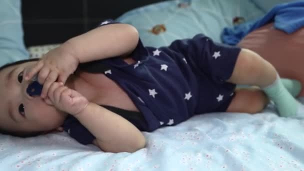 Style Vie Local Mois Chinois Bébé Garçon Succion Prêt Dormir — Video