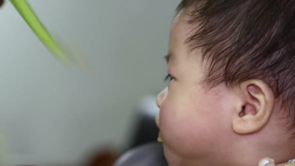 Aranyos Kis Ázsiai Kínai Baba Megeszi Vacsoráját Gyermek Zabkását Eszik — Stock videók