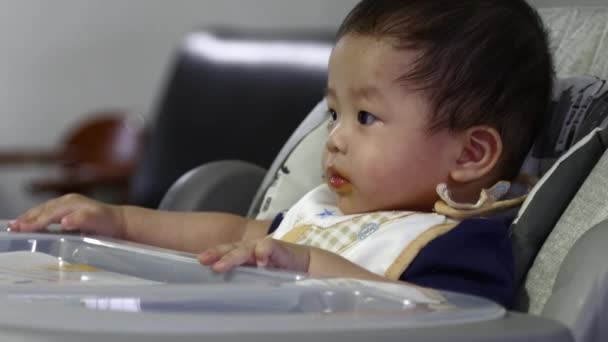 Маленький Азійський Китаєць Їсть Свою Вечерю Дитина Їсть Кашу — стокове відео