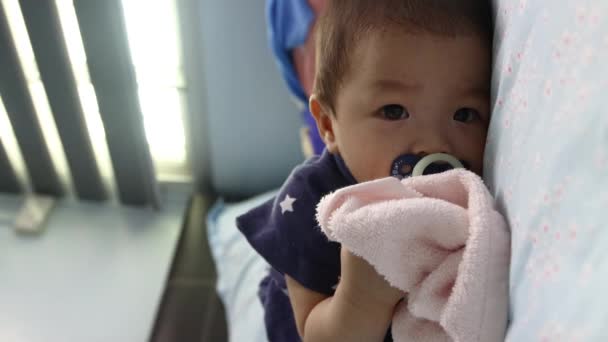 Lokale Levensstijl Van Maand Chinese Baby Jongen Zuigen Fopspeen Klaar — Stockvideo
