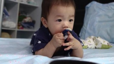 8 aylık Çinli bebek emziğin yerel yaşam tarzı uyumaya hazır.