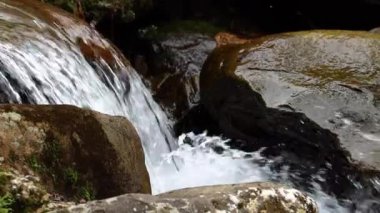Doğanın yakın çekim görüntüleri. Tropikal nehirdeki küçük nehir şelalesi. Güzel doğal manzara.