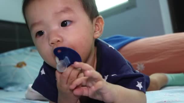 Місцевий Спосіб Життя Місячного Китайського Хлопчика Бавиться Навколо Його Соску — стокове відео
