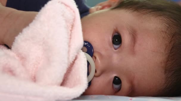 Lokale Levensstijl Van Maand Chinese Baby Jongen Spelen Rond Zijn — Stockvideo