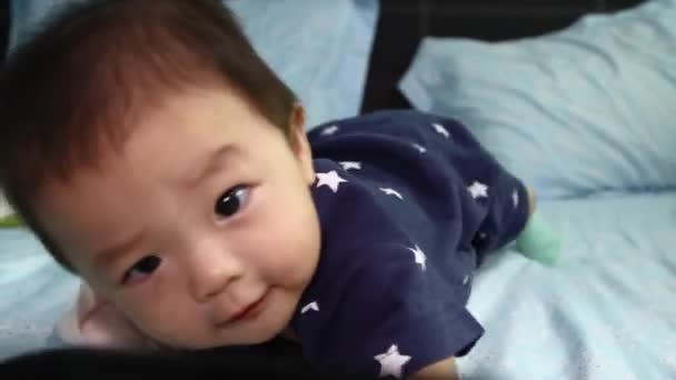 Filmagem Asiático Chinês Bebê Menino Sorriso Câmera — Vídeo de Stock