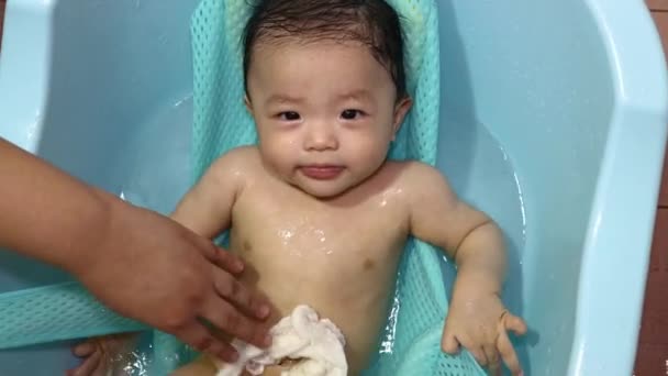 Menino Feliz Adorável Brincando Água Durante Banho — Vídeo de Stock