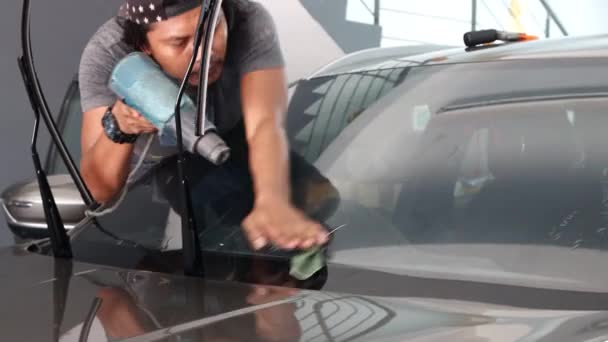 Kota Kinabalu Sabah 2020 Worker Installs Tint Film Car Glass — 비디오