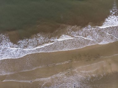 Okyanus dalgalarının sahile çarptığı hava aracı görüntüsü