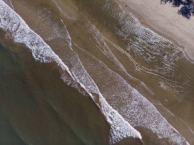 Okyanus dalgalarının sahile çarptığı hava aracı görüntüsü