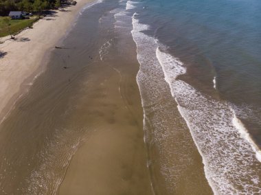Okyanus dalgalarının sahile çarptığı hava aracı görüntüsü