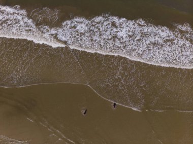 Okyanus dalgalarının sahile çarptığı hava aracı görüntüsü