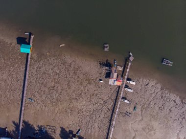 Balıkçının Jetty 'sine park eden küçük teknelerin bulunduğu halktan hava manzarası.