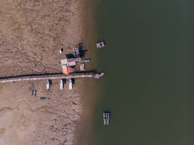 Balıkçının Jetty 'sine park eden küçük teknelerin bulunduğu halktan hava manzarası.