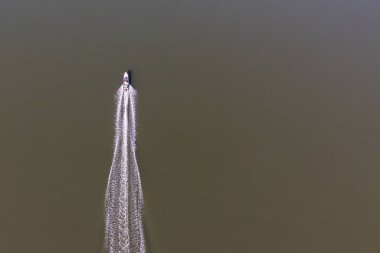 Denizde ilerleyen balıkçı teknesinin en üst görüntüsü.