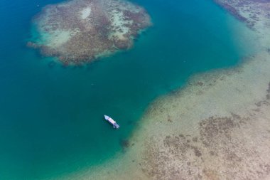 Kuala Abai, Kota Belud, Sabah, Borneo 'dan turkuaz deniz suyu manzaralı güzel bir manzara.