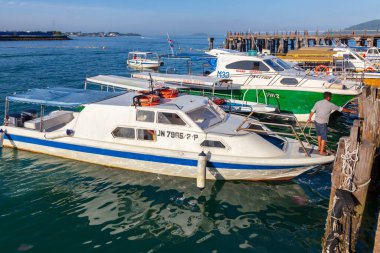 Kota Kinabalu, Sabah, Malezya - 02 Şubat 2019: Jesselton Point iskelesindeki sürat teknesi parkı en ünlü adaya ada transferi hizmeti için bekliyor..