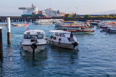 Kota Kinabalu, Sabah, Malezya - 02 Şubat 2019: Jesselton Point iskelesindeki sürat teknesi parkı en ünlü adaya ada transferi hizmeti için bekliyor..