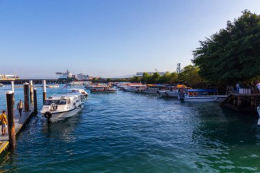 Kota Kinabalu, Sabah, Malezya - 02 Şubat 2019: Jesselton Point iskelesindeki sürat teknesi parkı en ünlü adaya ada transferi hizmeti için bekliyor..