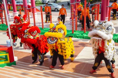Kota Kinabalu, Sabah, Malezya - Şubat 05, 2019: Çin Yeni Yıl Festivali 'nde Aslan dansı gösterisi Çin' in Peak Nam Toong, Kota Kinabalu Sabah, Malezya
