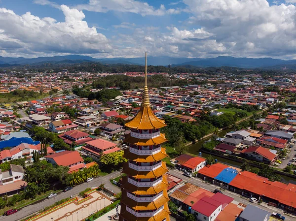 位于马来西亚沙巴Kota Kinabalu市的中国神殿峰南通塔的空中图像 — 图库照片