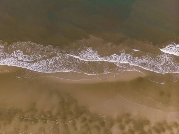 Okyanus Dalgalarının Sahile Çarptığı Hava Aracı Görüntüsü — Stok fotoğraf