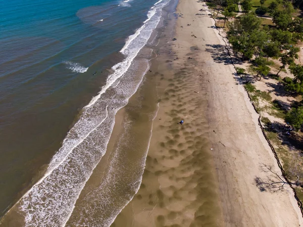 Veduta Aerea Drone Immagine Onde Oceaniche Schiantarsi Sulla Spiaggia — Foto Stock