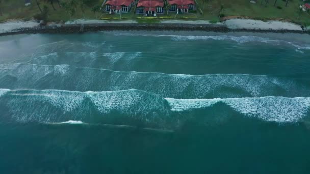 Luftaufnahme Eines Wunderschönen Strandes Mit Blick Auf Meereswellen Und Wasser — Stockvideo