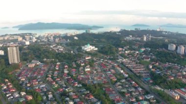 Coronavirus salgını nedeniyle, Malezya, Sabah, Kota Kinabalu 'da hava yoluyla daha az araba görüldü. Yollar boş, trafik yok. 4K