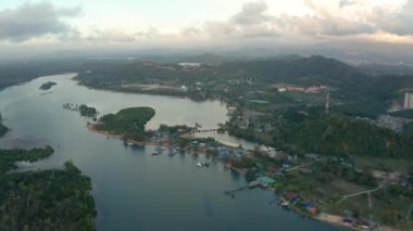 Doğanın mangrov ormanının 4K hava görüntüsü