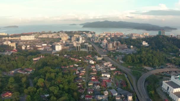 말레이시아 사바에 발루에서는 코로나 바이러스가 유행하여 잠그고 도시의 차량이 모습을 — 비디오