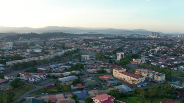 말레이시아 사바에 발루에서는 코로나 바이러스가 유행하여 잠그고 도시의 차량이 모습을 — 비디오