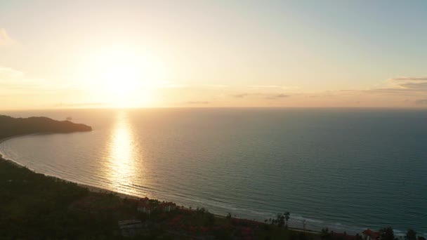 海の波と熱帯のビーチの美しい風景の空撮 — ストック動画
