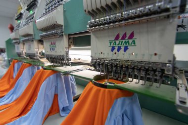 Kota Kinabalu, Sabah, Malezya-15 Aralık 2020: Tekstil Sanayiinde hızlı işleyen nakış makineleri Tekstil Üreticileri Kota Kinabalu, Sabah, Malezya.