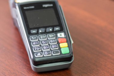 Kredi kartı ödemesi için bir makine. Kredi kartı okuyucu ödeme için terminalden geçirir. Kredi kartıyla ödeme.