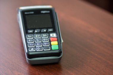 Kredi kartı ödemesi için bir makine. Kredi kartı okuyucu ödeme için terminalden geçirir. Kredi kartıyla ödeme.