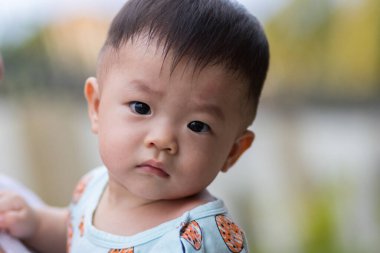 Sevimli ve sevimli Asyalı Çinli bir erkek bebeğin potrait görüntüsü