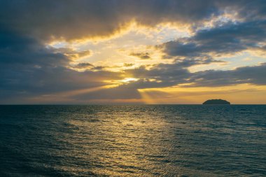 Yaz günbatımı ya da deniz manzarası üzerinde gün batımı. Güneş, bulut ve dalgalar..