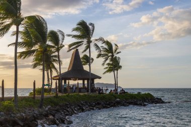 Sabah Borneo Malezya 'daki Tanjung Aru Kota Kinabalu plajında renkli gün batımı.