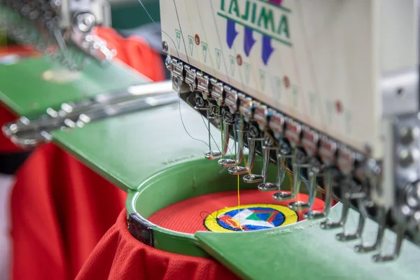 Kota Kinabalu, Sabah, Malezya-15 Aralık 2020: Tekstil Sanayii Üreticileri Kota Kinabalu, Sabah, Malezya 'daki tekstil sanayii üniformasında nakış işleme makinesi.