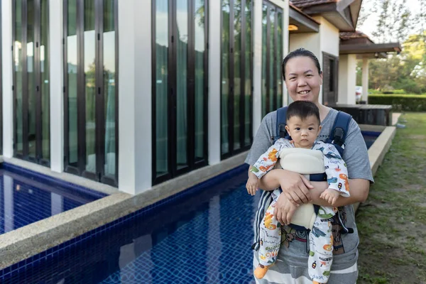 Μια Ευτυχισμένη Ασιατική Κινεζική Μητέρα Μεταφέρουν Γιο Στο Σπίτι Και — Φωτογραφία Αρχείου