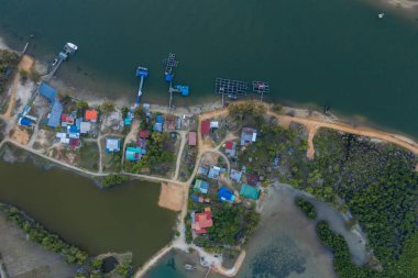 Çevresinde yeşil orman bulunan güzel kırsal arazinin hava aracı görüntüsü