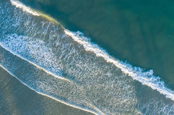 Luchtfoto Van Een Prachtig Strand Met Uitzicht Golven Van Oceaan — Stockfoto